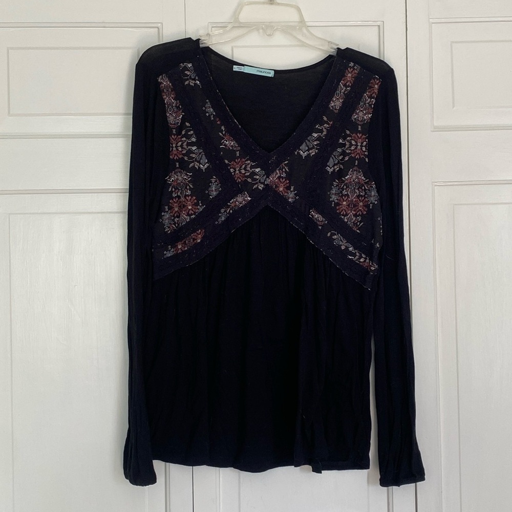 Maurices Black Floral Long-Sleeved V-Neck Top